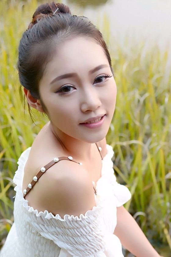 户外阳光下,一个清新甜美可爱的美女姑娘