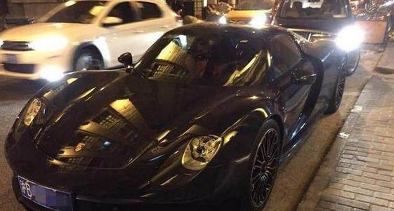 国民老公撕葱沙滩用餐开两台超跑，惹路人驻足观看，大妈的话亮了