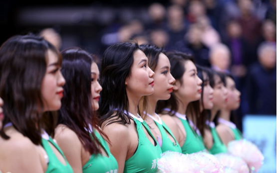 CBA:拉拉队员在场上卖力热舞,可惜青岛队依然