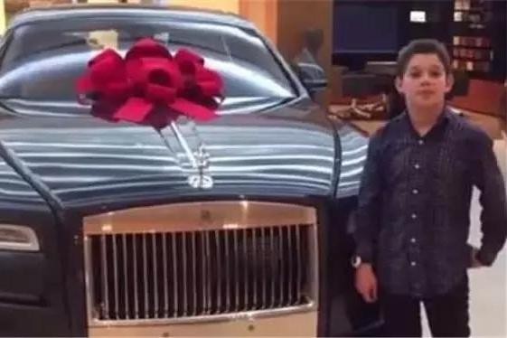 14岁小孩看劳斯莱斯，销售一脸不屑，结果直接交钱提车！