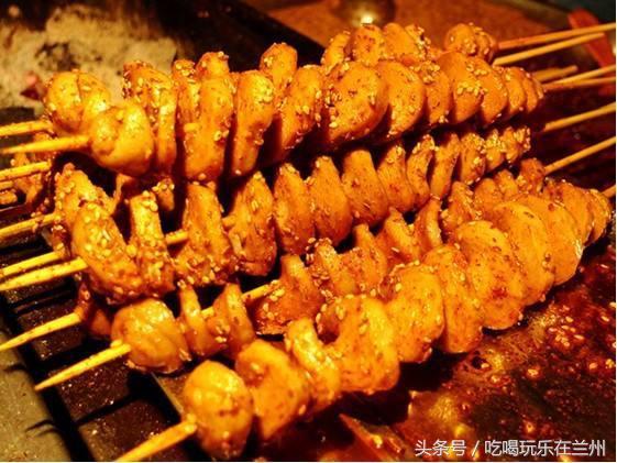 《烤面筋》 兰州的烤面筋,量大,味美,一串管饱,经济实惠的代表.
