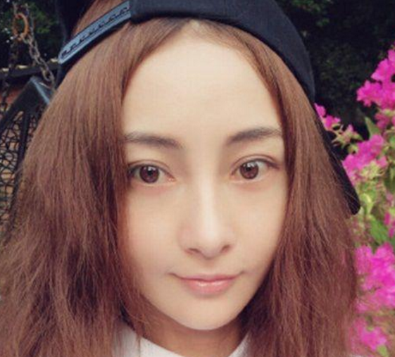 看看女星们是如何玩转鸭舌帽反戴自拍!鸭舌帽