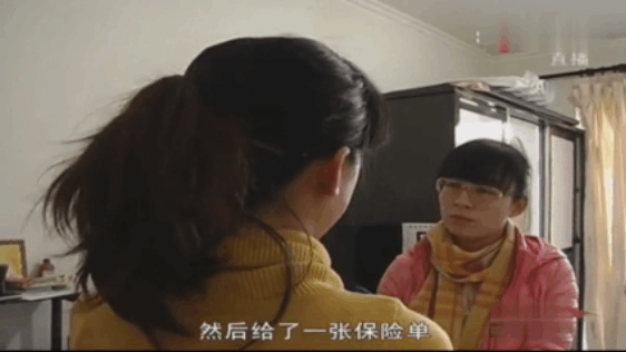 大妈去银行存钱, 存单变保单 银行: 她自己没看