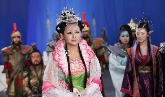 44岁曹颖近况，儿子王子长大，老公越来越红，夫妻恩爱幸福