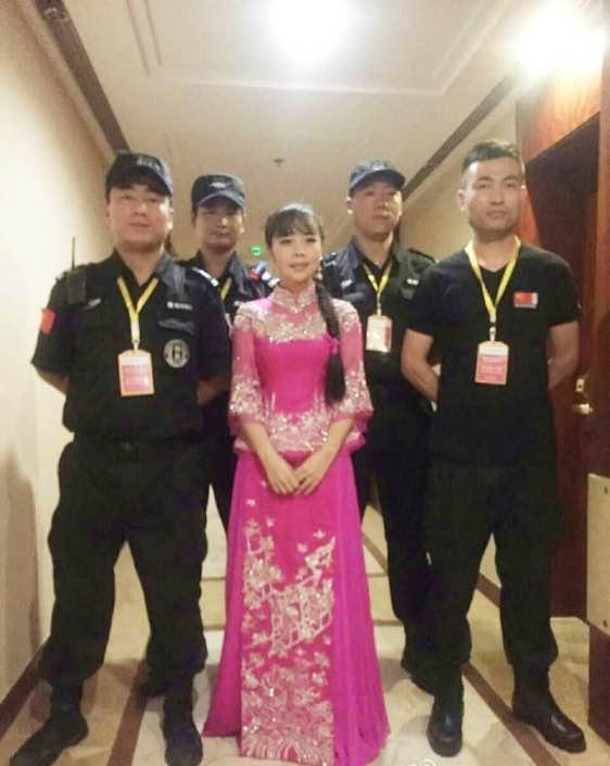 王二妮近照 后面那几个是二妮的保镖吗?