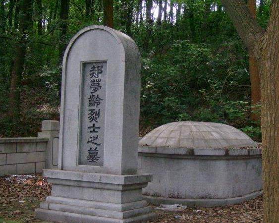 郝梦龄将军牺牲后,他的两个孩子流落街头讨生