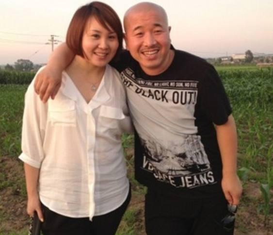 王小利跟首任妻子有一名儿子叫王亮,本年23岁,也是名二人转艺人,深受