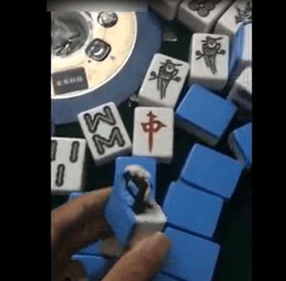 实拍: 小伙打麻将一晚上输了10万, 把麻将切开后内心