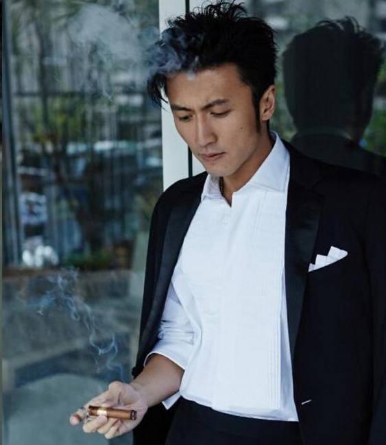 5个明星抽雪茄,周立波垫底,谢霆锋帅气,最有范的不是万梓良?