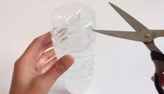 小哥妙招|马桶水箱里放个这个,再也不用担心马桶用久了会有黄渍
