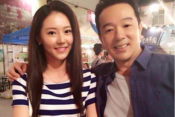 61岁的张晨光妻子原来是她，漂亮贤惠有气质，俩试管儿子帅哭！