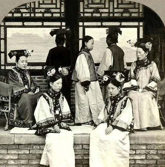 封建社会的满族妇女,长相有点难看.