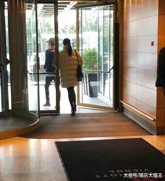 维也纳街头偶遇鹿晗关晓彤, 小细节暴露了鹿晗的大男子主义