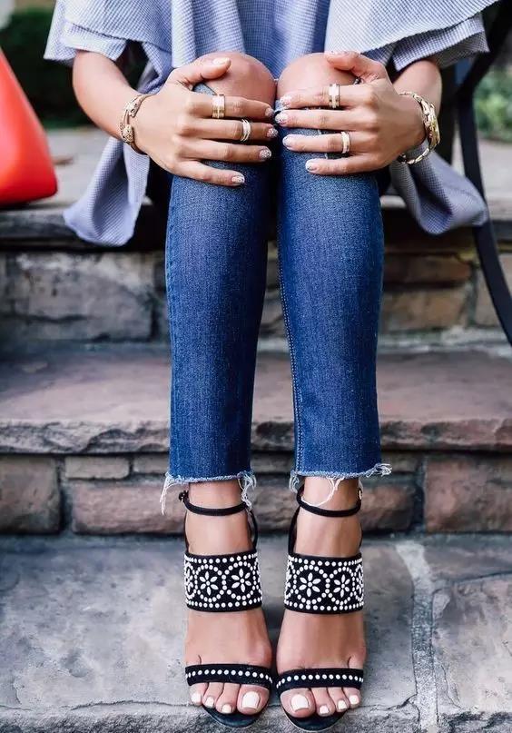 我正准备"剪掉"三条牛仔裤来配我的高跟鞋