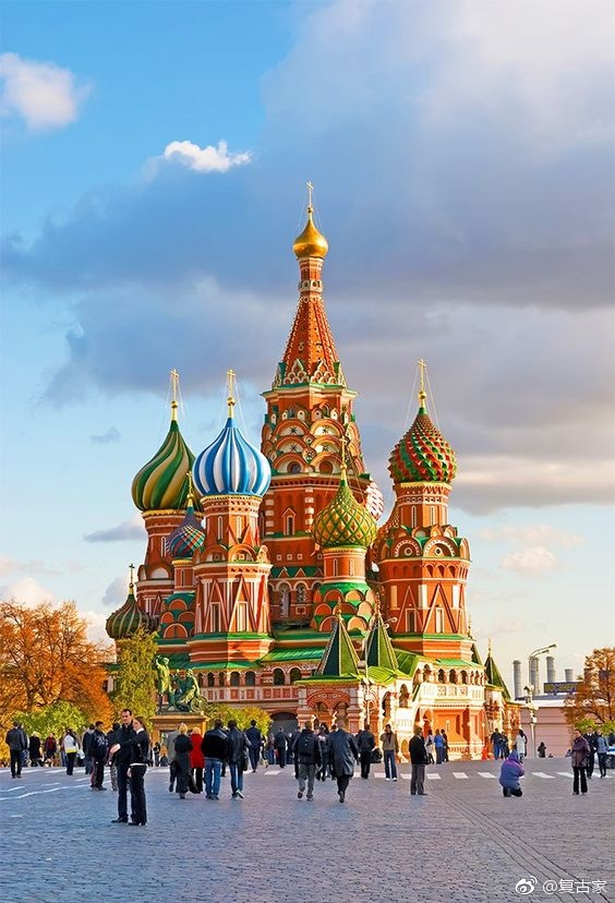 圣瓦西里大教堂(华西里·伯拉仁内教堂)位于俄罗斯首都莫斯科市中心