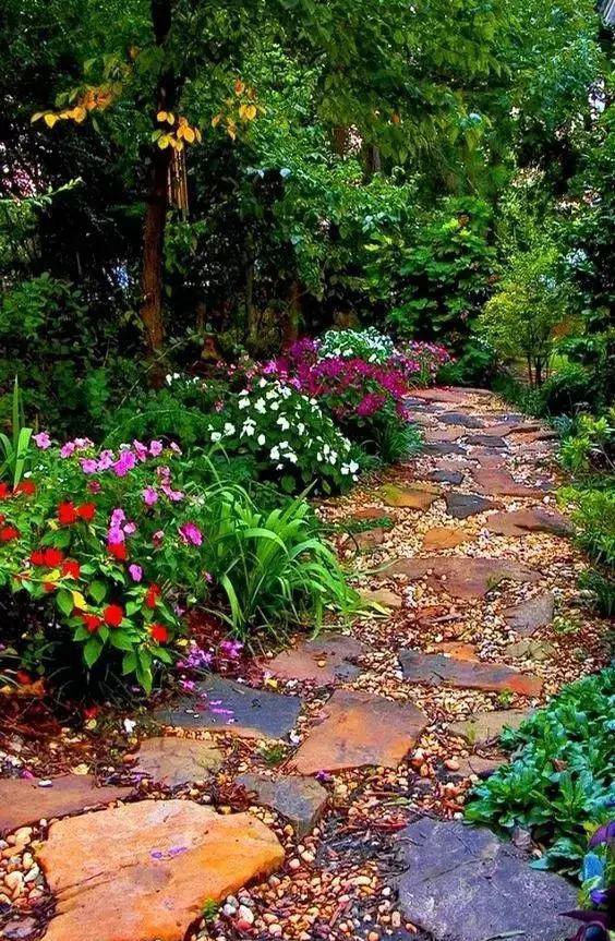 诗意般的庭院小路