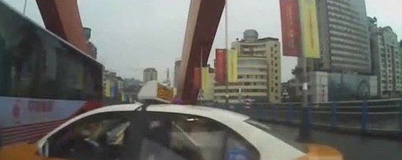 警告无效后，他怒撞强行加塞的出租车
