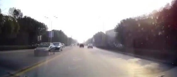 SUV强势左拐，被货车拦腰惨撞