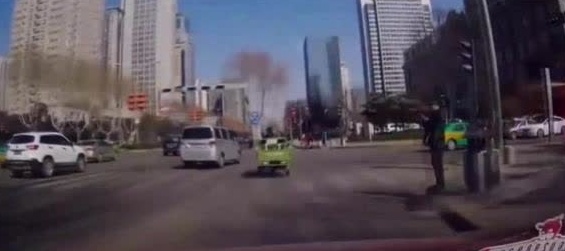 电动车这样得瑟挡道，最终受到惩罚