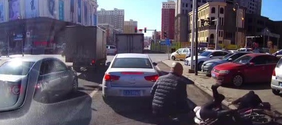 女子横穿马路没想到，会惨遭飞速电动车这要命一撞