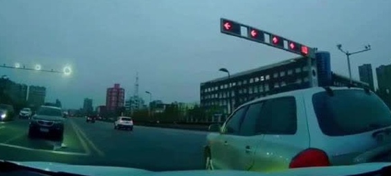 同时左拐被SUV这样一别车，被其撞真是无语