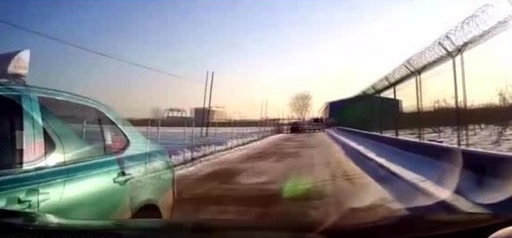 雪天与出租车相撞后失控，看着都揪心