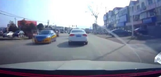 白色车强行左拐，将出租车拦腰猛撞