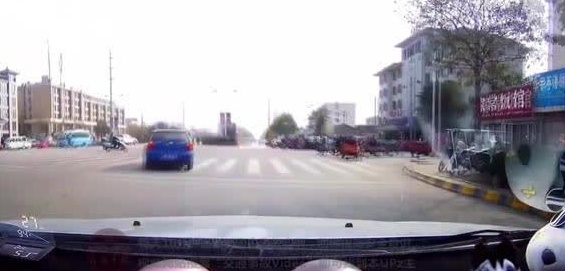 电动车女子这样横穿，感谢司机刹车及时