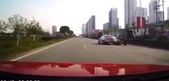 前面小车突然停车，彻底害惨电动车