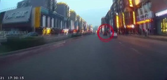 分神驾驶，眼睁睁看着SUV撞上护栏