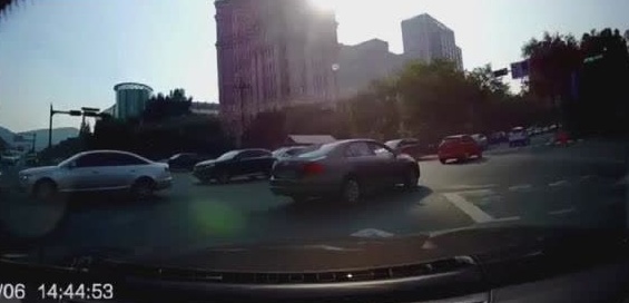 出租车飞速拦腰撞上白色车后，车头直接被撞扁