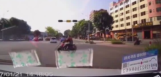 电动车对角线横穿，幸亏我及时刹车