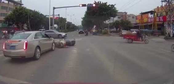 小车左拐抢灯，将电动车撞翻