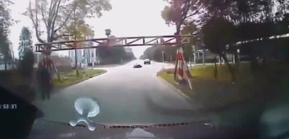 电动车男子分神，拦腰撞上小车