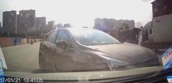 复杂路段SUV还开这么快，视频车被其怒撞