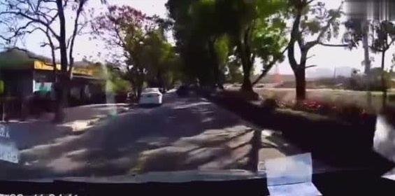 电动车被三轮车别翻刹那，幸好我有反应时间