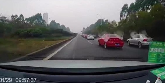 白色SUV这样变道，我还没反应就撞了上去