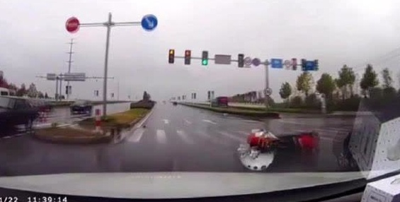 明明是红灯电动车还横穿，被直接顶翻
