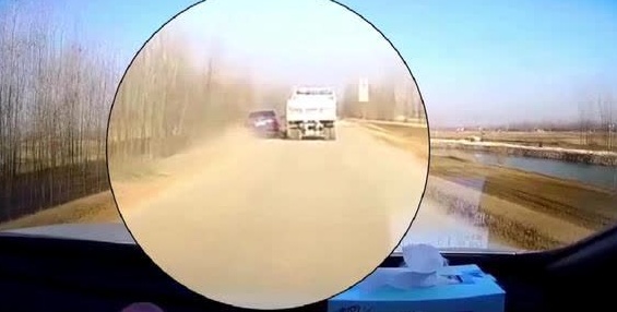 切记不要与大货车抢道，这辆黑色SUV就是教训