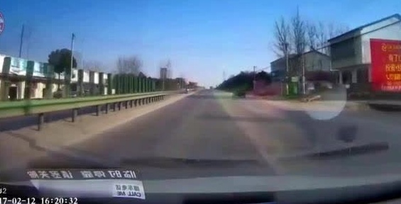 为避让横穿电动车，司机九死一生稳住局势