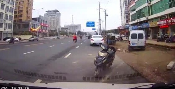 视频车刚起步，电动车飞速撞过来！