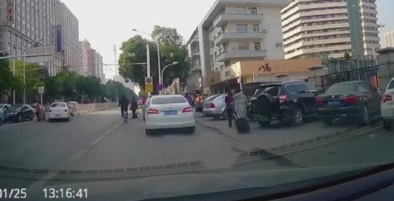 出租车路口不减速，出现揪心一幕