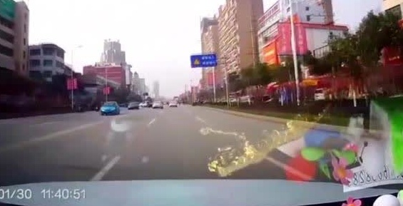 SUV强势加速横穿，视频车直接顶了上去