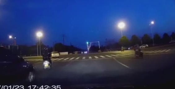 电动车与小车并排抢道，直接被顶翻