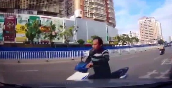 逆行电动车撞过来刹那，幸亏司机踩死刹车