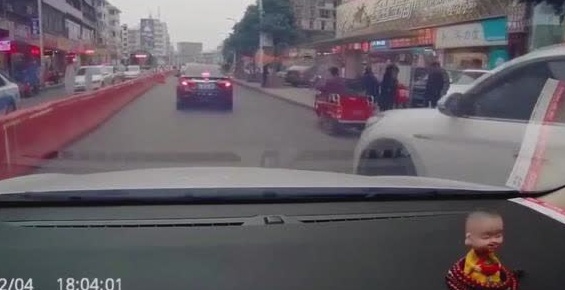 施工路段SUV还右侧加塞，后车没让他