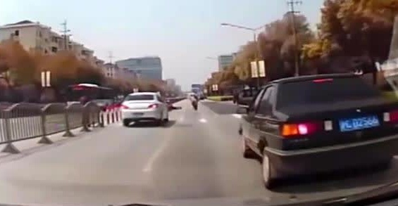 大家常说赶着去投胎，说的是这辆出租车吧