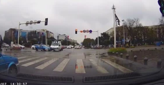 两车互不相让，出租车立马撞上救护车