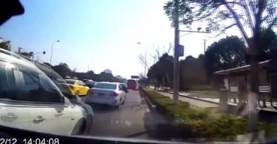 被白色SUV一别车，我无奈撞路沿石