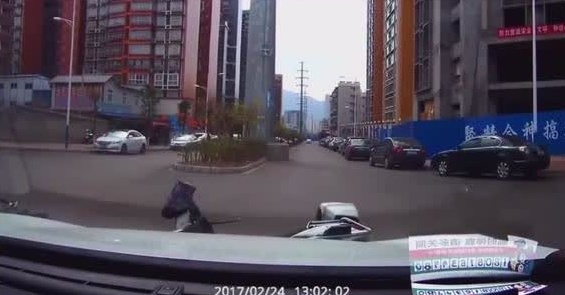 载三人电动车这样得瑟，路口立马受到惩罚